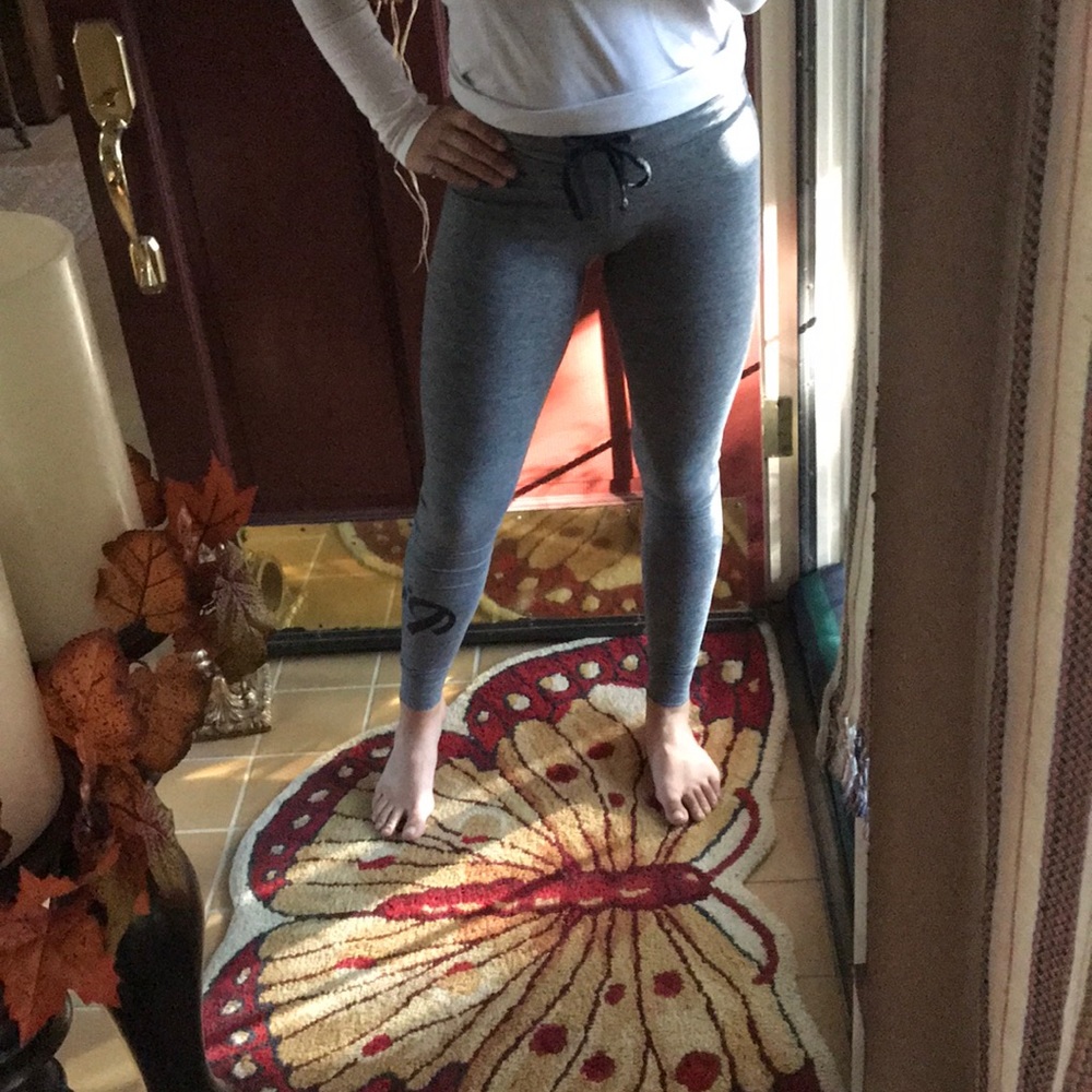 Grey PINK leggings.